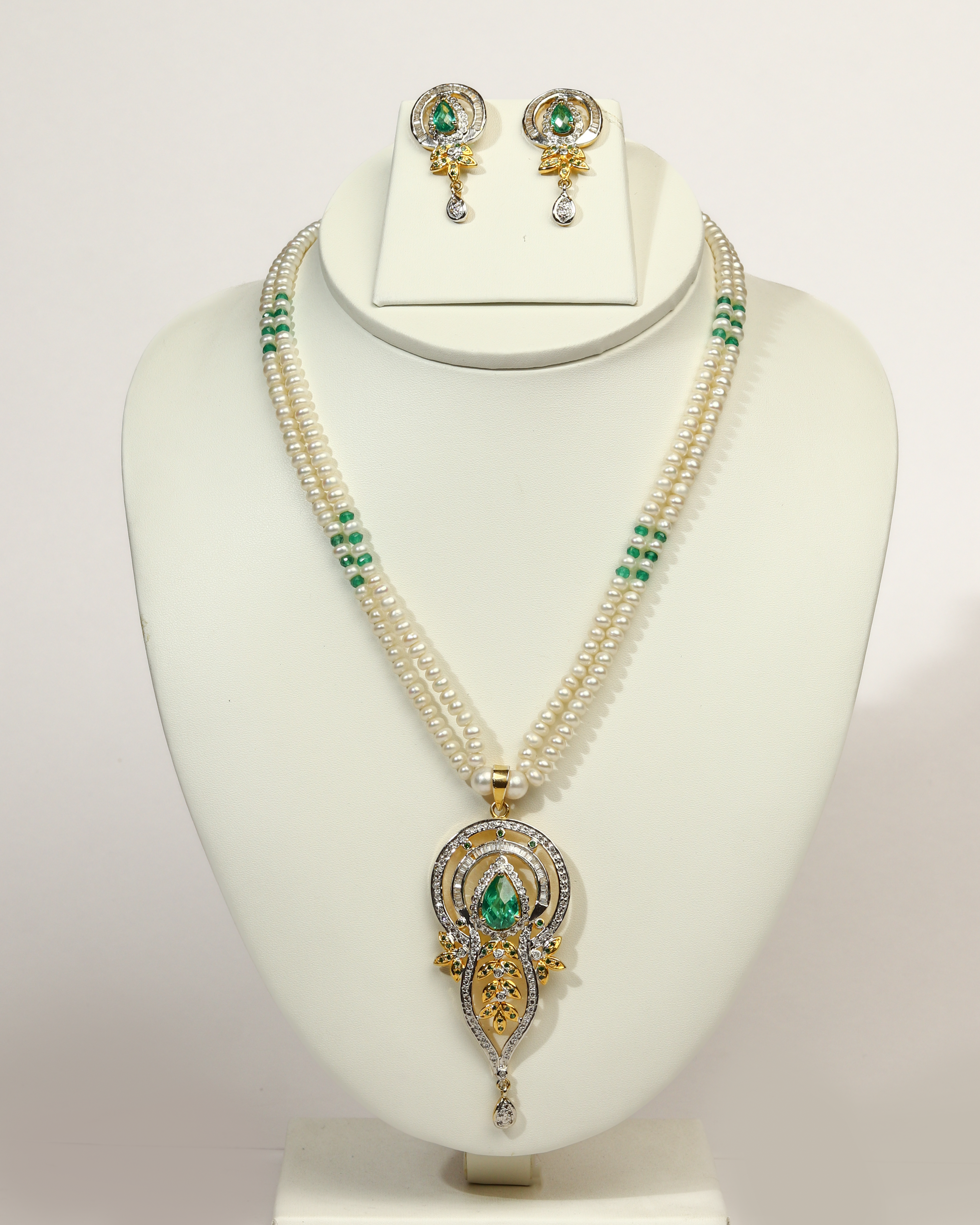 Eternal Radiance – Pearl & Emerald Pendant Set