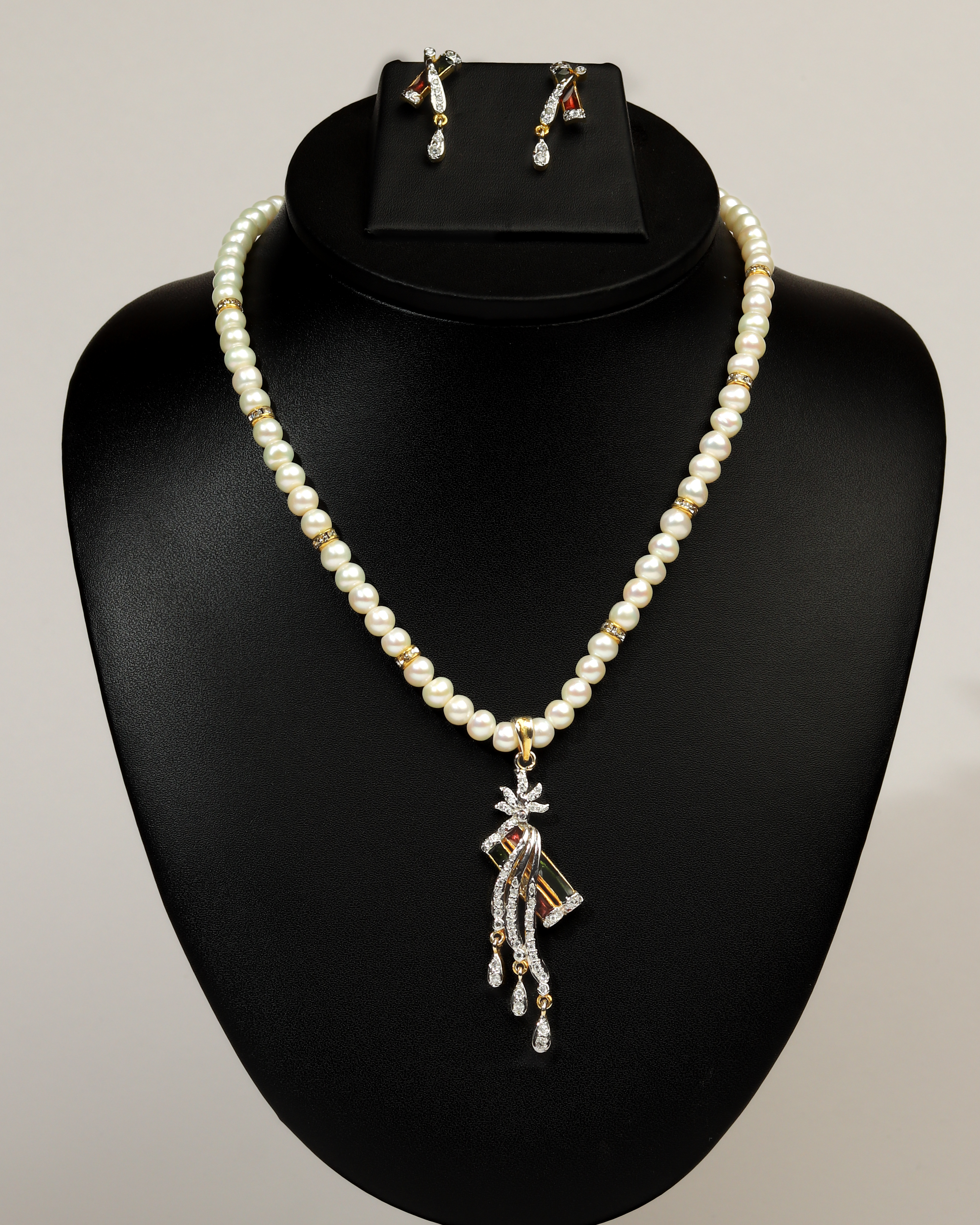 Pearl Necklace with Artistic Pendant Set