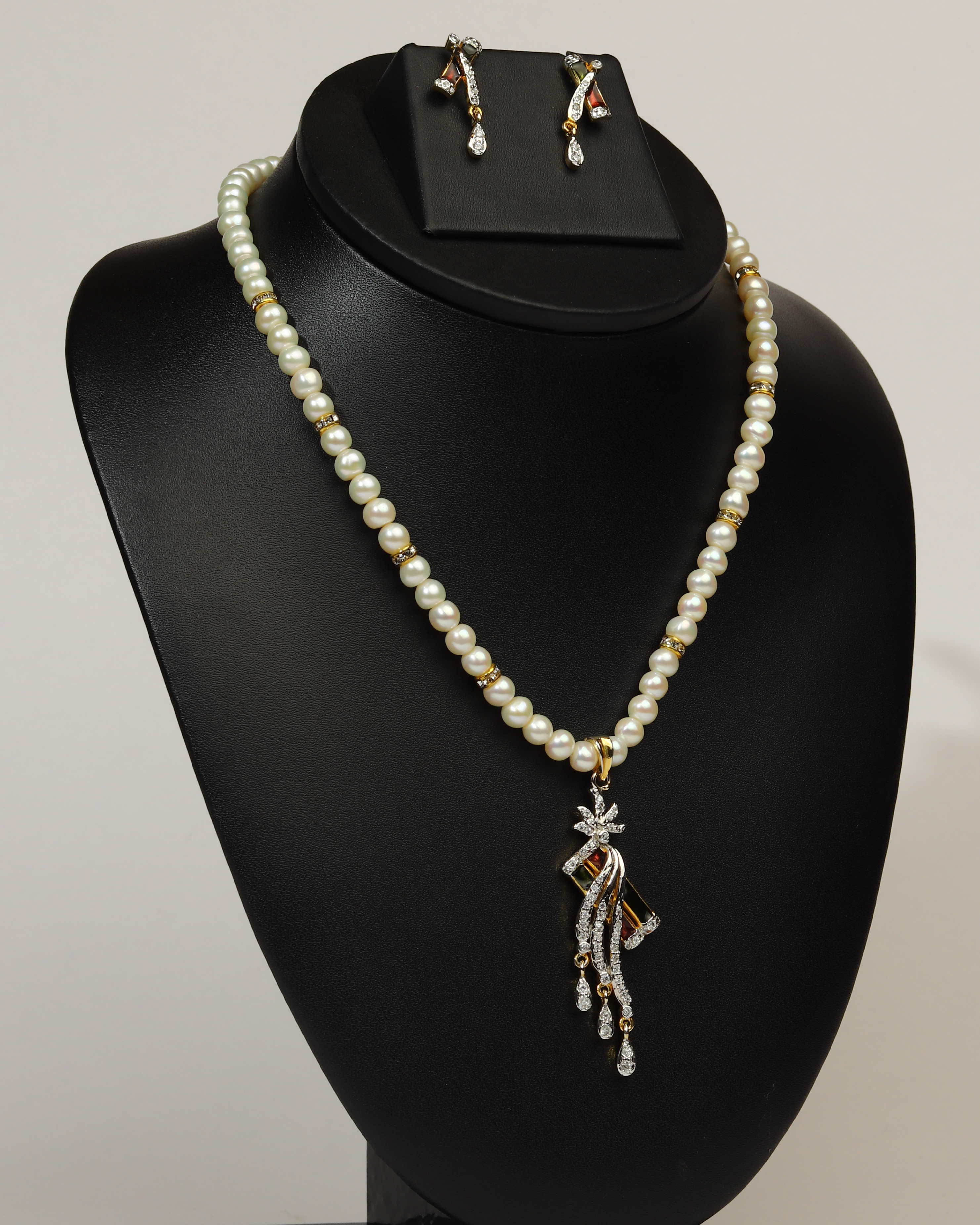 Pearl Necklace with Artistic Pendant Set