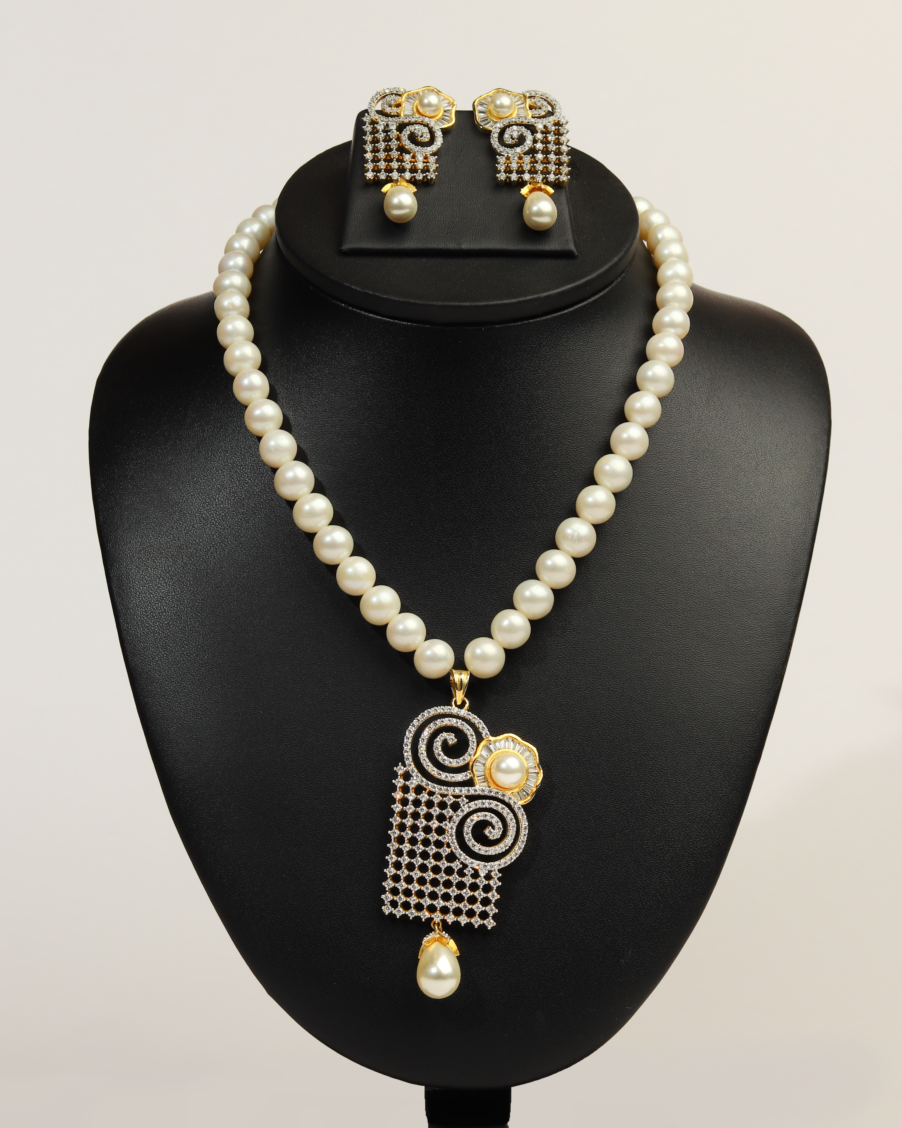 Pearl Necklace with Artistic Pendant Set