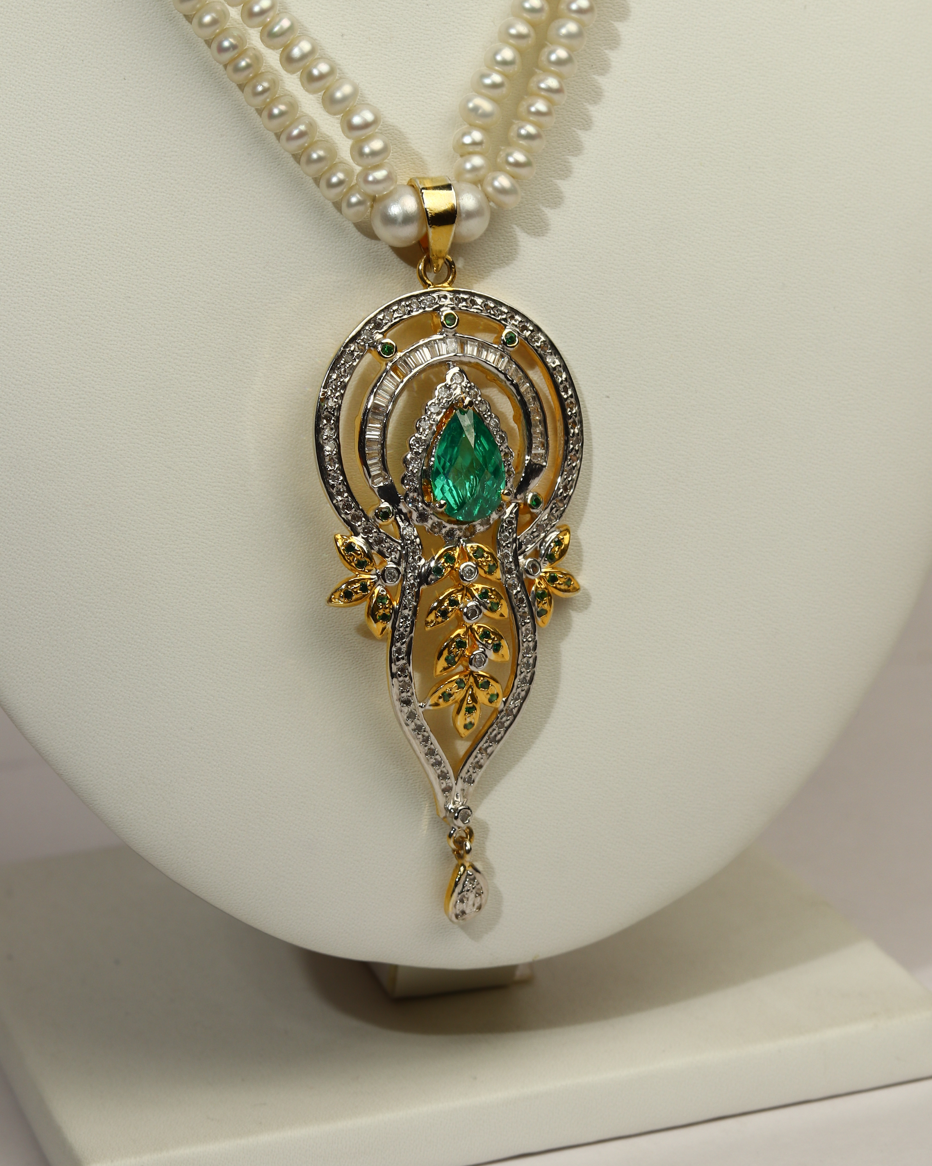 Eternal Radiance – Pearl & Emerald Pendant Set