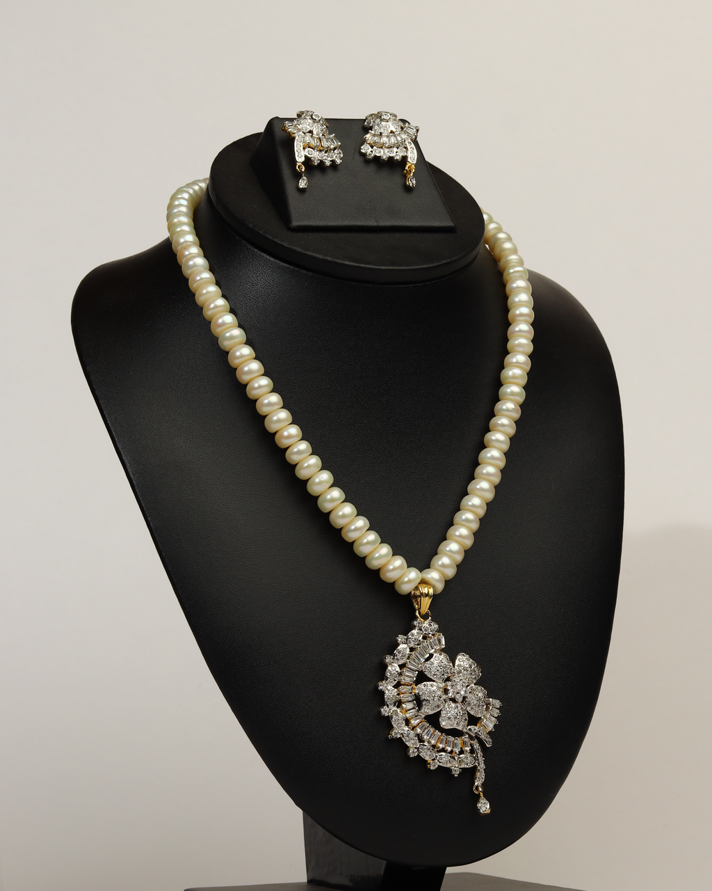 Pearl with Pendant