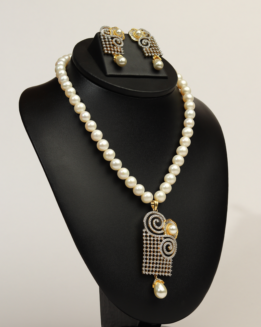 Pearl Necklace with Artistic Pendant Set