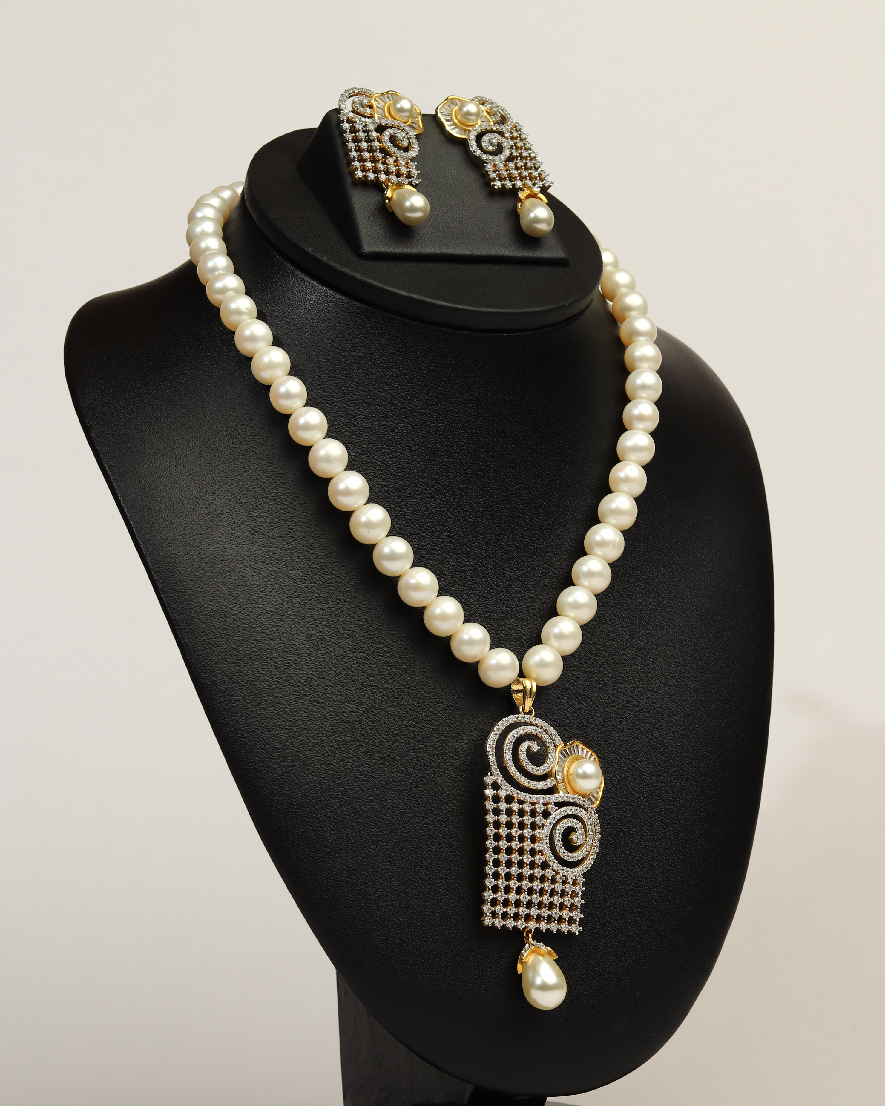Pearl Necklace with Artistic Pendant Set