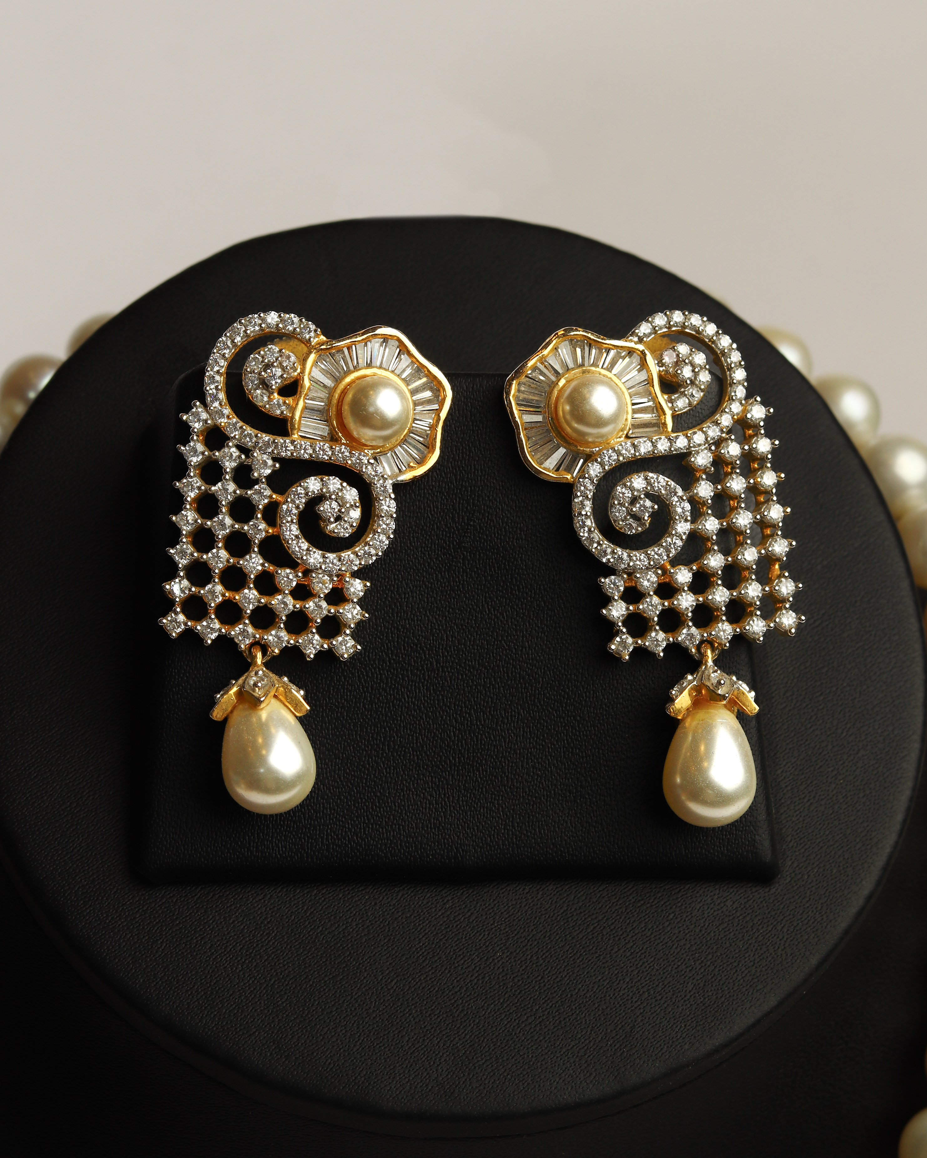 Pearl Necklace with Artistic Pendant Set