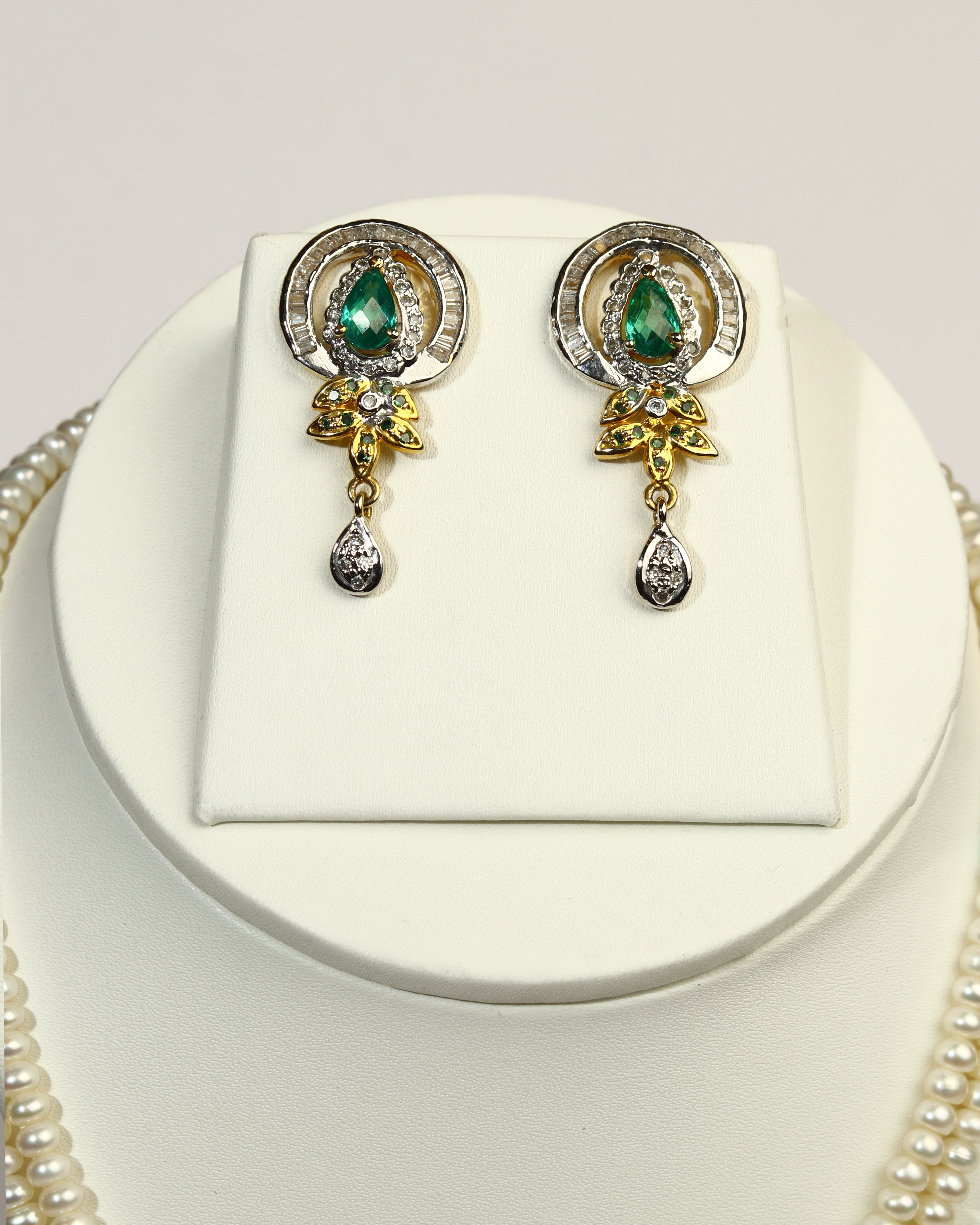 Eternal Radiance – Pearl & Emerald Pendant Set