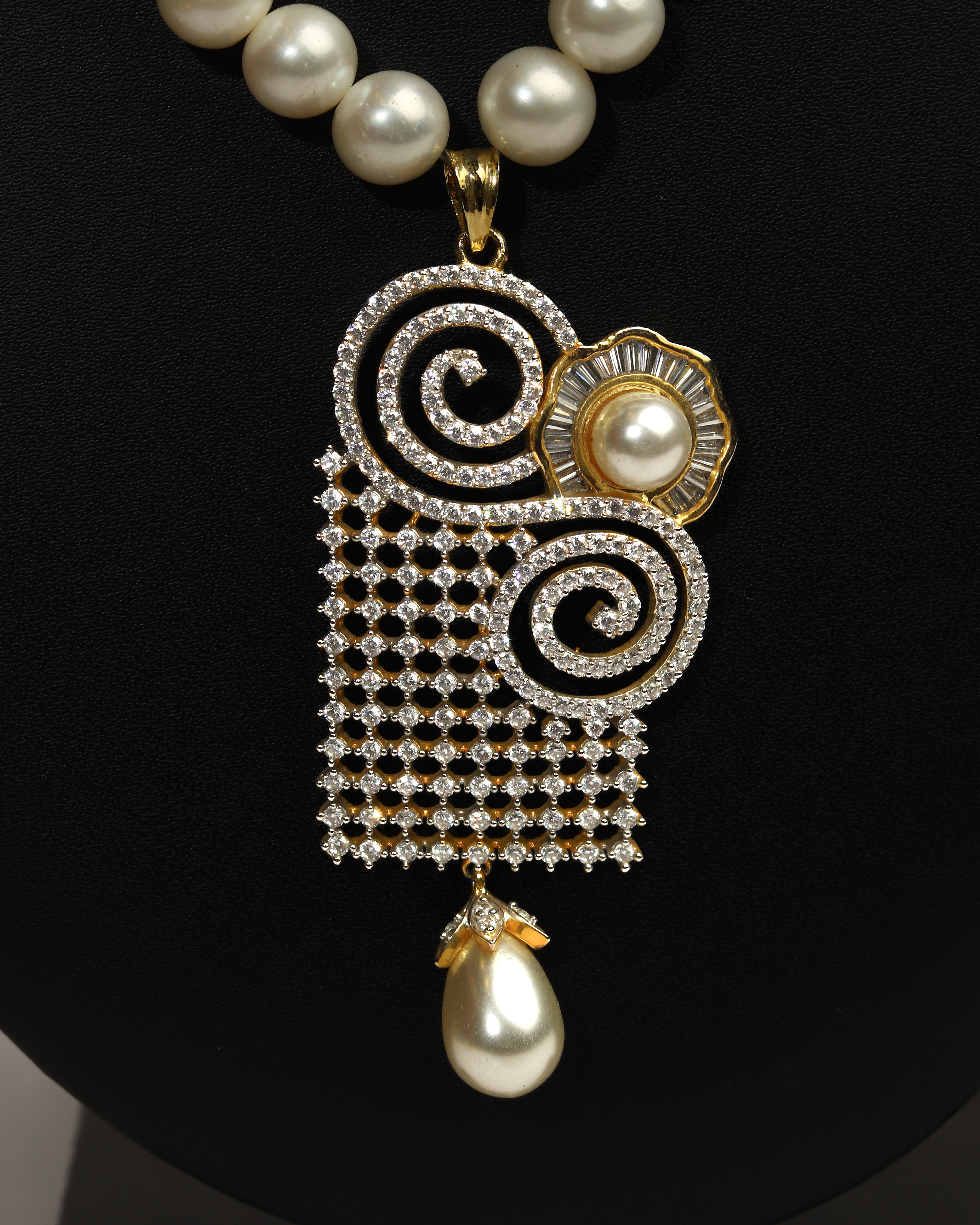 Pearl Necklace with Artistic Pendant Set